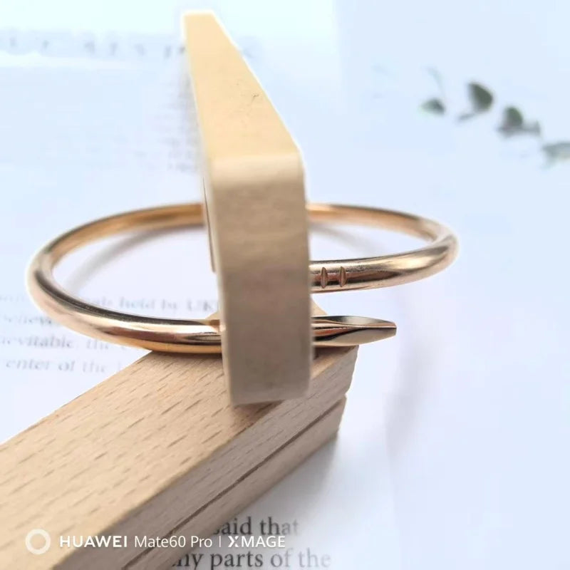 European and American Fashion Hypoallergenic Stainless Steel Couple Jewelry Personalized Light Luxury Nail Bracelet