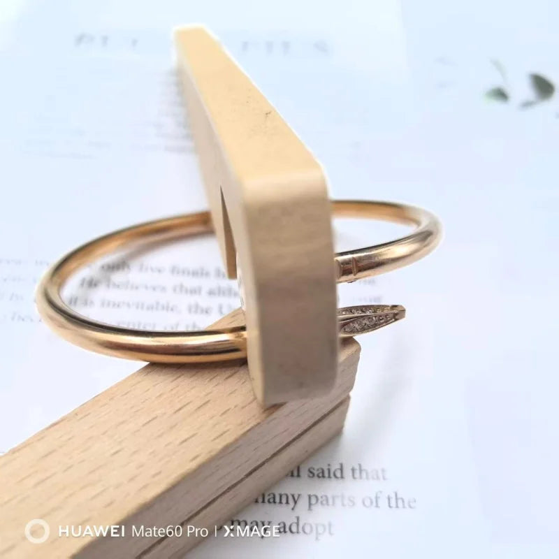 European and American Fashion Hypoallergenic Stainless Steel Couple Jewelry Personalized Light Luxury Nail Bracelet